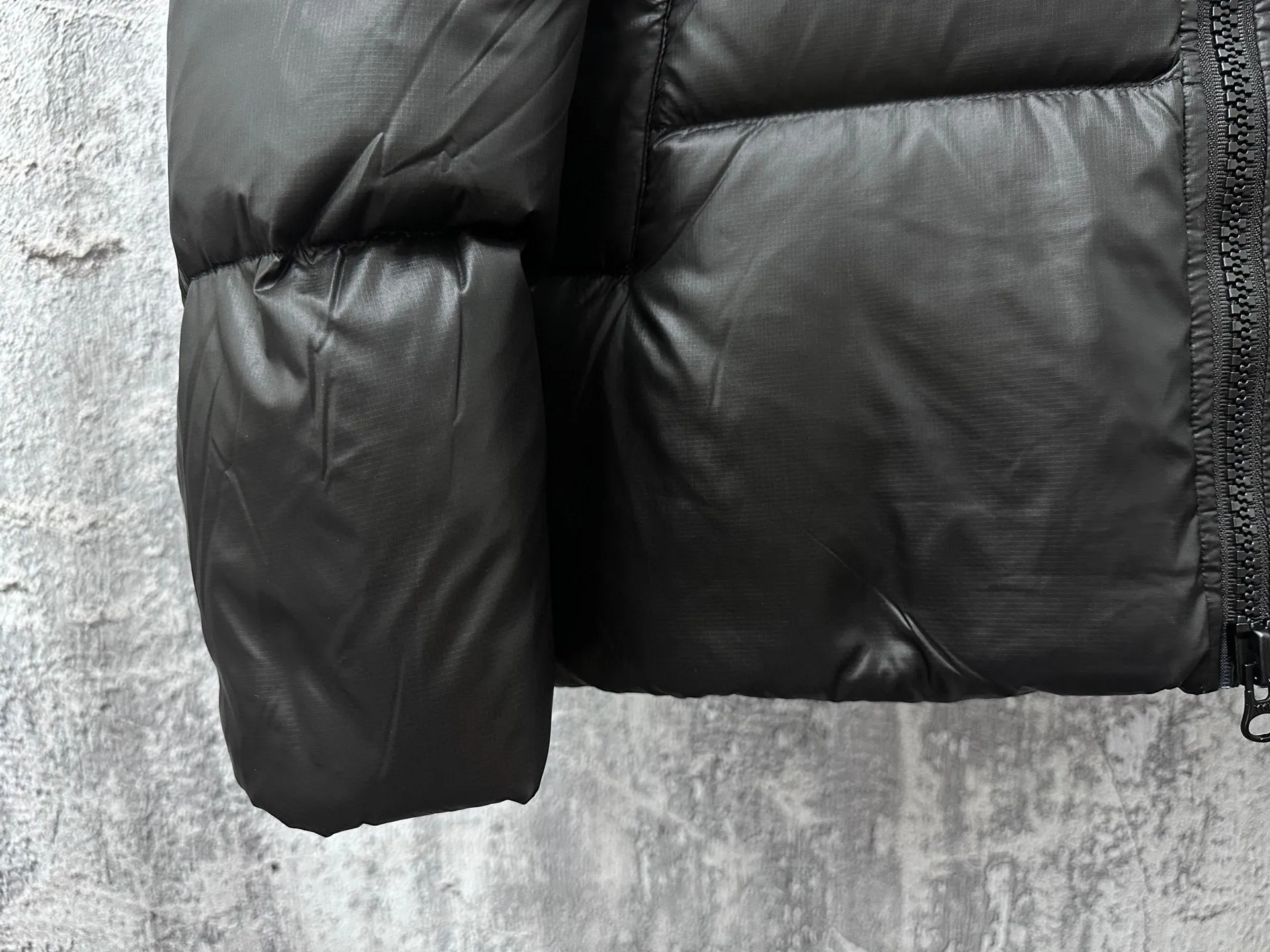 P780 [𝘾𝘼𝙉𝘼𝘿𝘼 𝙂𝙊𝙊𝙎𝙀] Canada Goose's limited new Crofton puff down jacket, top version, ceiling level Crofton soft loaf, 2024 latest style, cold protection effect up to level 4, using recycled Feather-Light tear-resistant fabric, ultra-light, no weight on the upper body at all! The unique black label highlights your temperament‼ ️ Canada Goose, a Canadian brand, has always been recognized as the warmest down jacket. Various Instagram celebrities, Internet celebrities, and celebrities often wear it for street photos. I make Canada Goose every year, but I still can't get rid of my love for it. No matter how cold the days are, there is no need to be afraid, because there is! Filled with 90% white duck down, it is the legendary warmest down jacket and is known as a must-have for Arctic outdoor sports! The most popular down jacket in the world, celebrities are rushing to buy it, it is a must-have!  Size: S~XXL